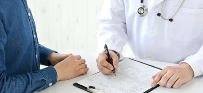 врач-психиатр ведет прием